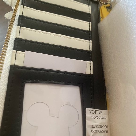 New Loungefly Minnie Mouse Daisy Zip Around Wallet - Picture 5 of 9